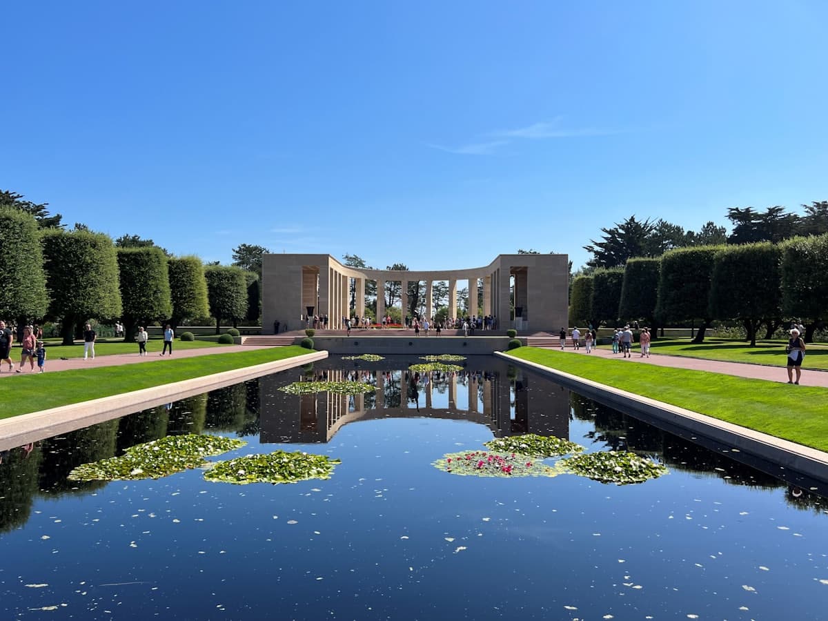 Jardin du souvenir paysager avec bassin et allees arborees