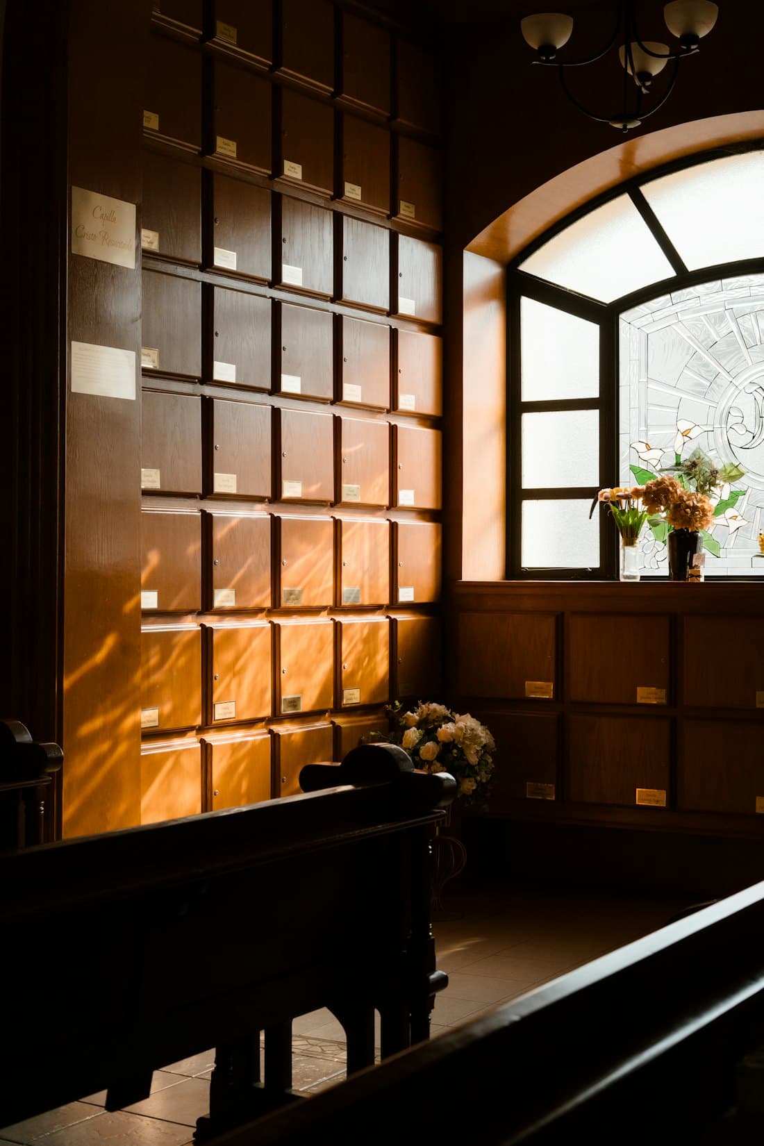 Cases de columbarium avec plaques personnalisees