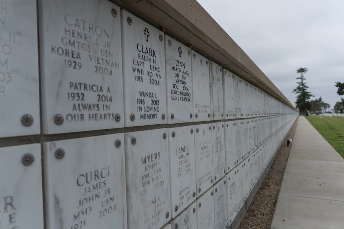 Mur de columbarium en pierre